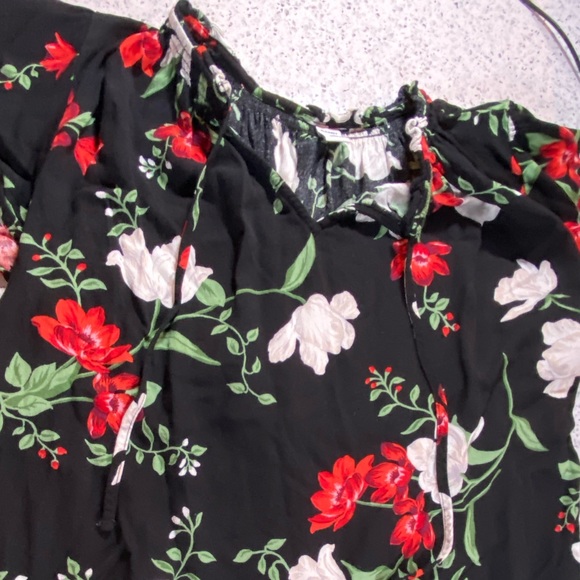 Old Navy Flutter Sleeve Top - Picture 3 of 7